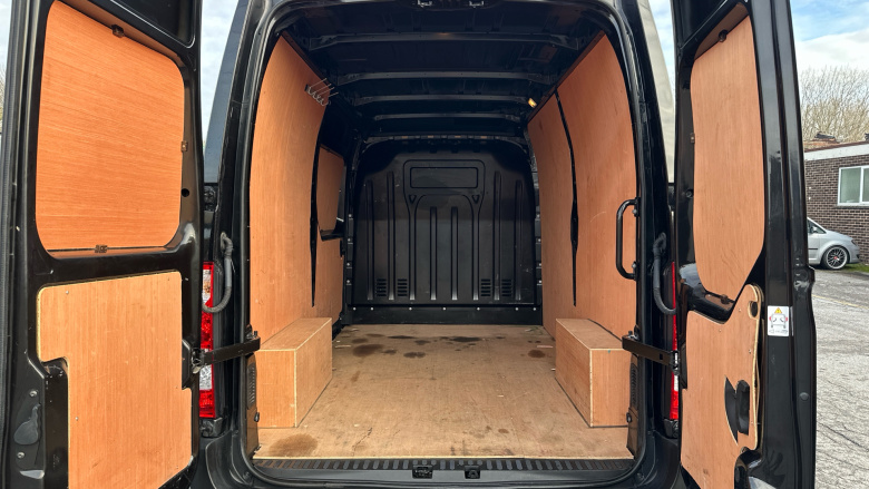 Renault Master Mwb Diesel Fwd MM35 Blue dCi 135 Advance Medium Roof Van